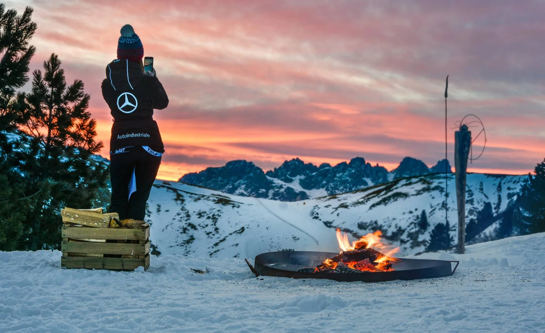 Promoter con tuta Mercedes-Benz durante il Trentino Ski Sunrise, davanti all’alba sulle Dolomiti.