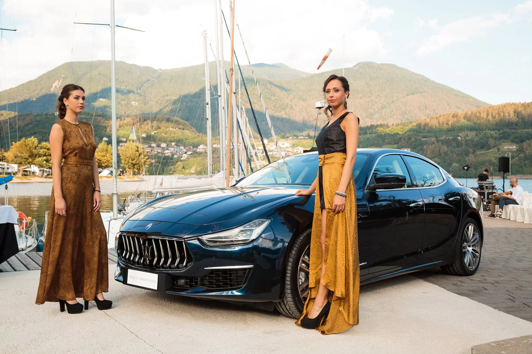 Maserati Ghibli sul lago, con le protagoniste della sfilata.