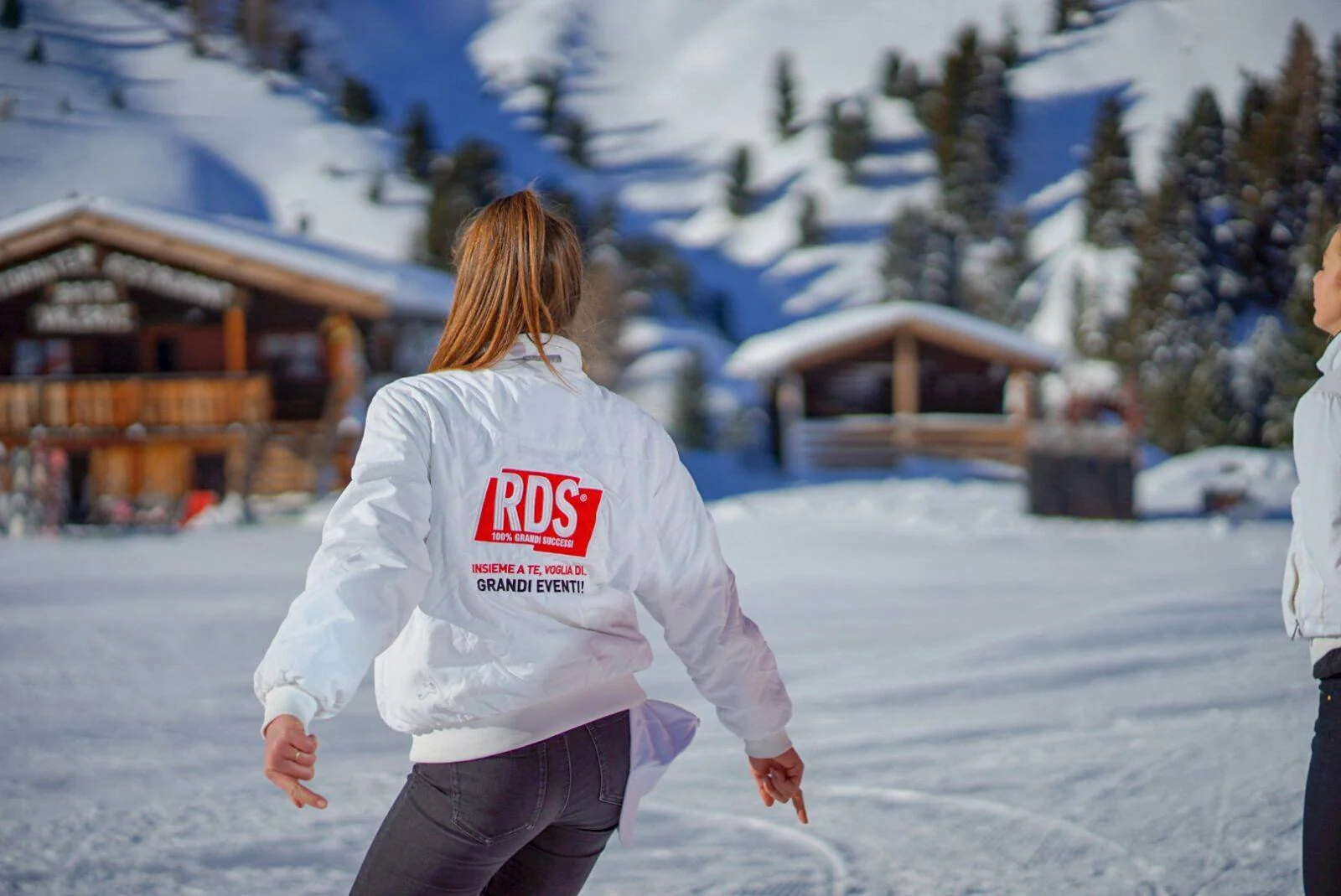 Promoter RDS con divisa personalizzata in un contesto innevato.